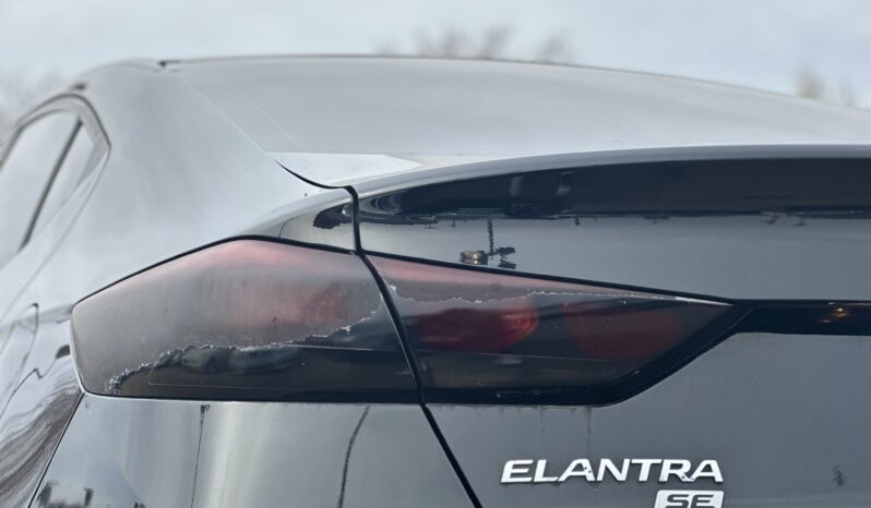 Hyundai Elantra SE full
